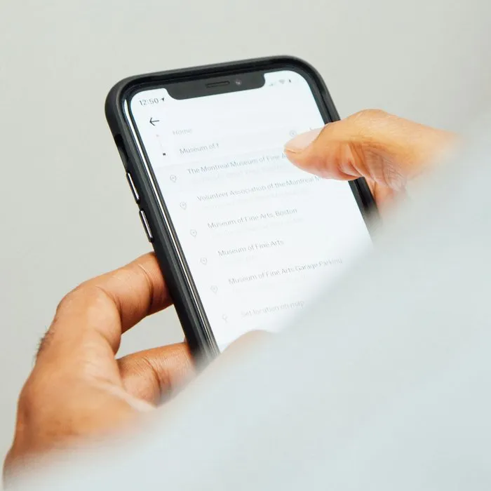 Een hand met een smartphone met een bericht op het scherm