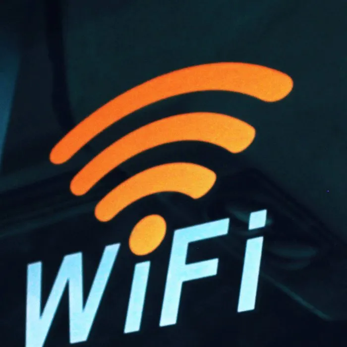 Een verlicht wifi-teken op een donkere muur